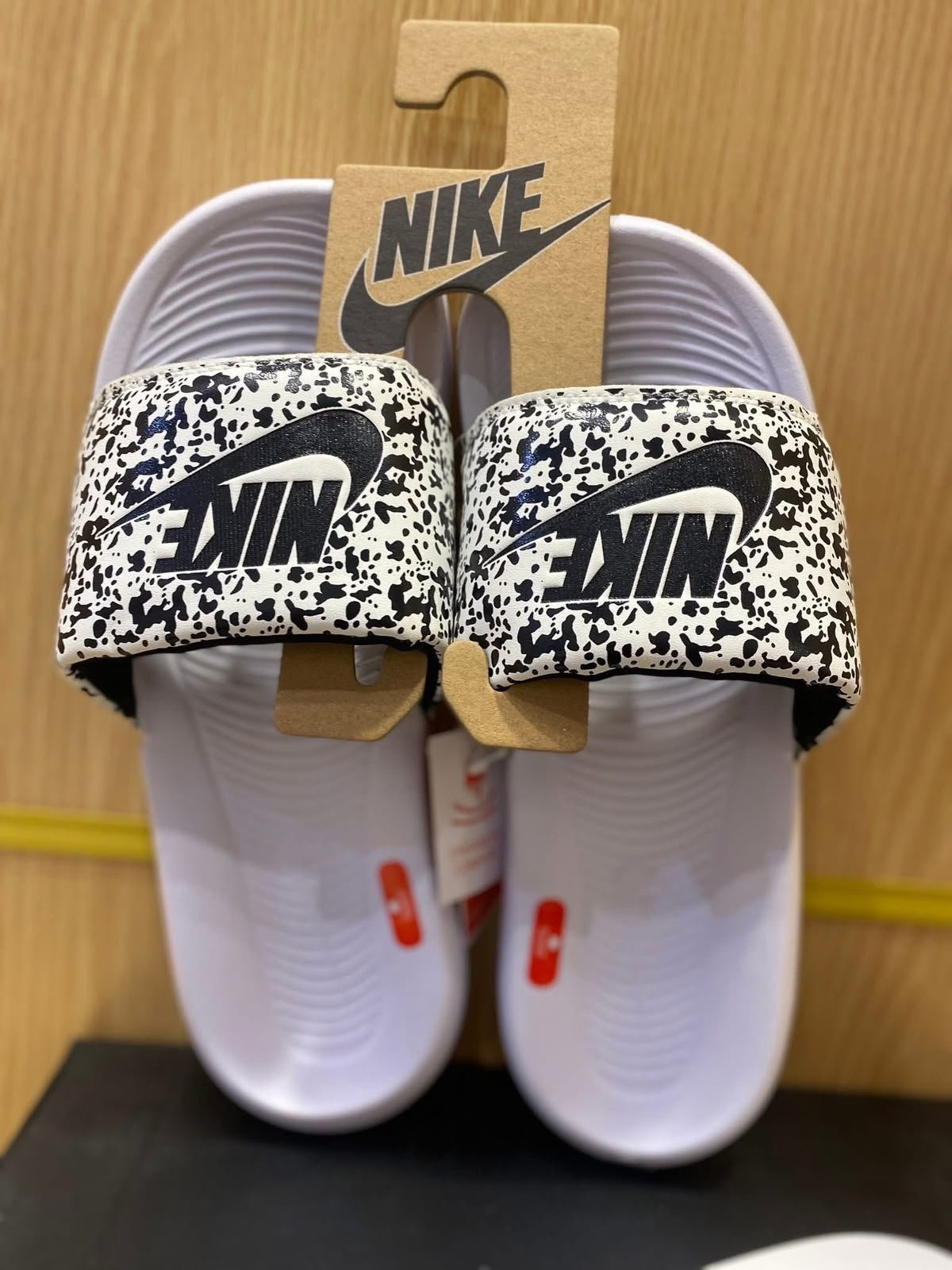 (ابيض في تايجر) Nike Tech