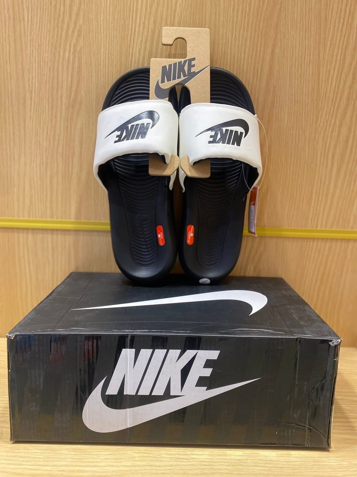 (اسود في ابيض) Nike Tech