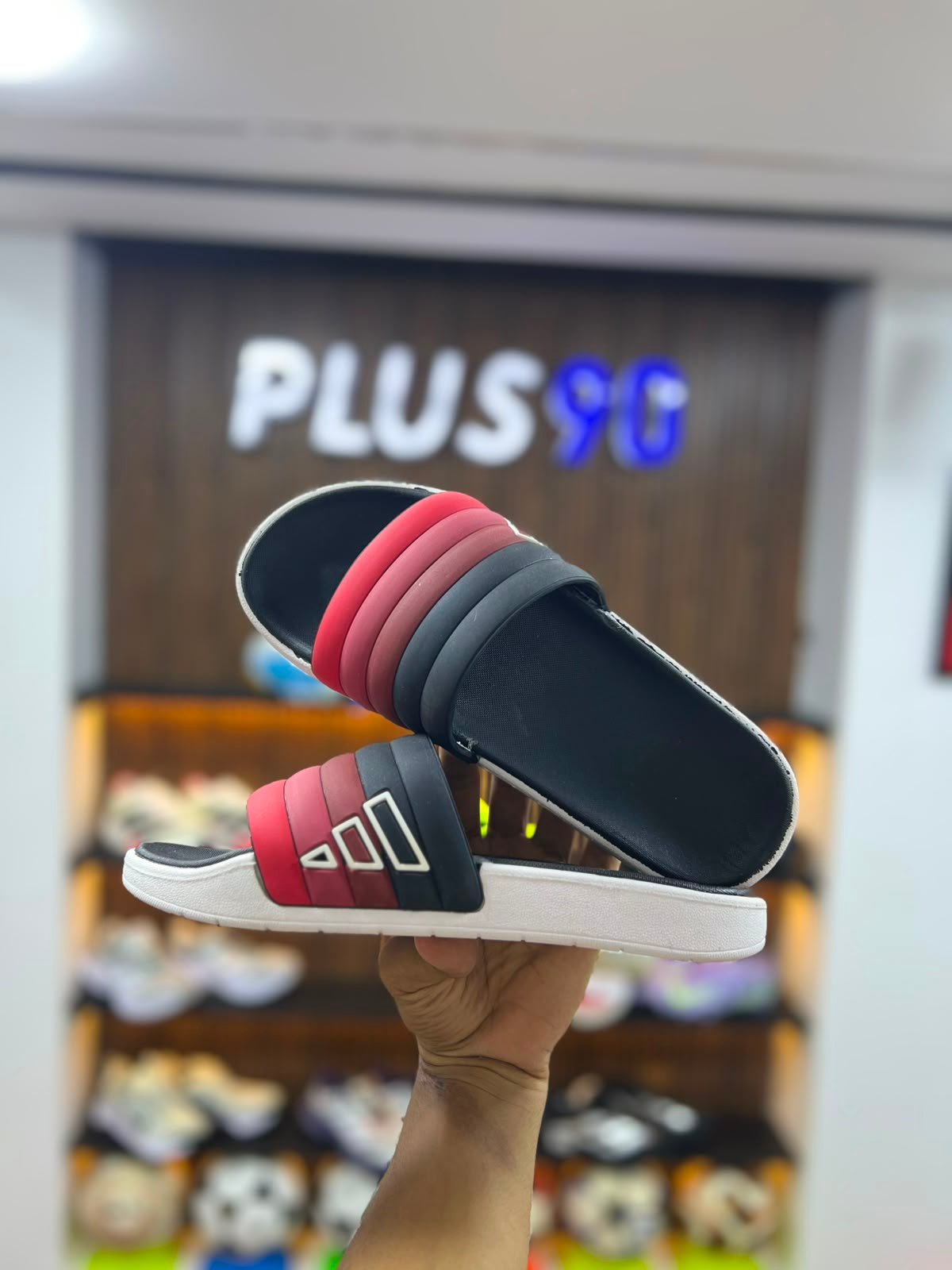 (اسود في احمر)  Adidas