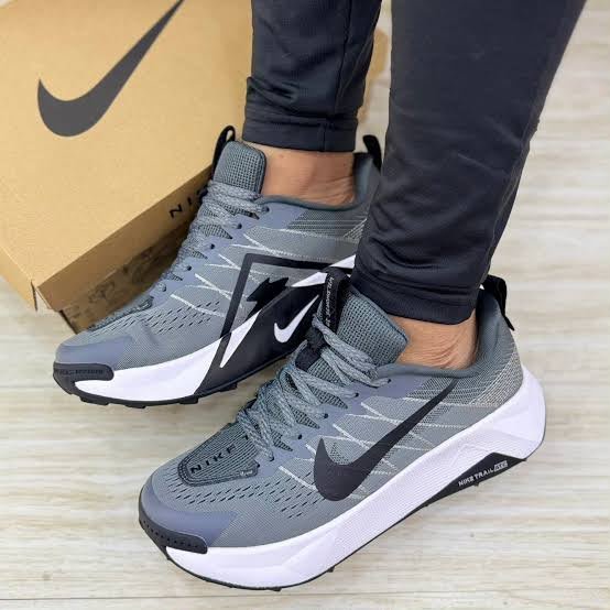 (رمادي) Nike Pegasus Trail 5