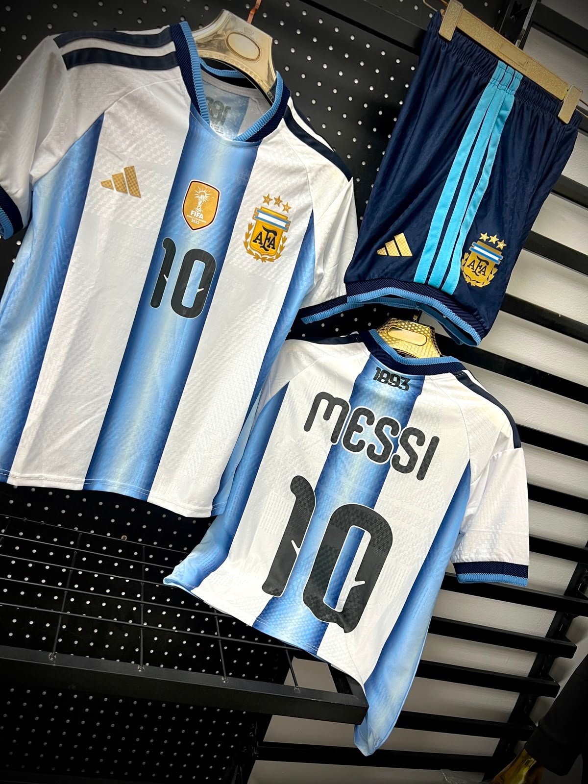 (ابيض في لبني ) طقم منتخب الارجنتين