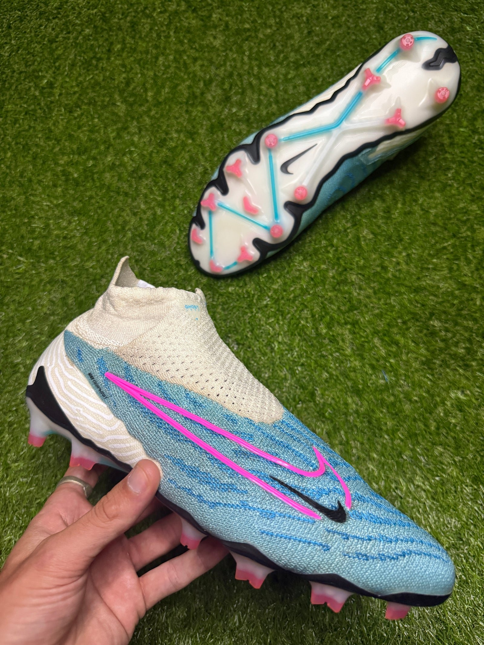 (ابيضّ في ازرق ) Nike Phantom GX1